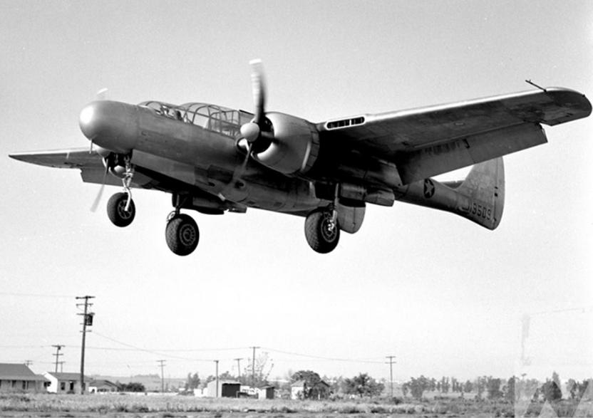 Первый полет Northrop XP-61 Black Widow – первого фронтового самолета, разработанного сразу с бортовой РЛС, фото сделано в 1942 году