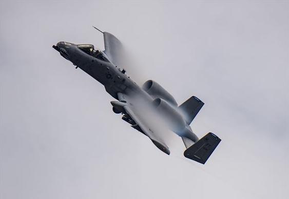 Энергичный разворот A-10C Thunderbolt II над учебным стрелково-бомбардировочным полигоном авиабазы Moody, шт. Джорджия, фото сделано 20 мая 2016 года 