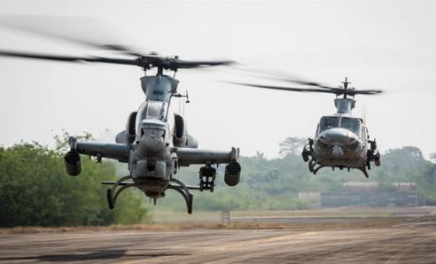 Посадка вертолетов КМП США  AH-1Z Viper и UH-1Y Venom, прибывших для участия в учении  Cobra Gold 2018, в международном аэропорте  U-Tapao, Таиланд, фото сделано 10 февраля 2018 года