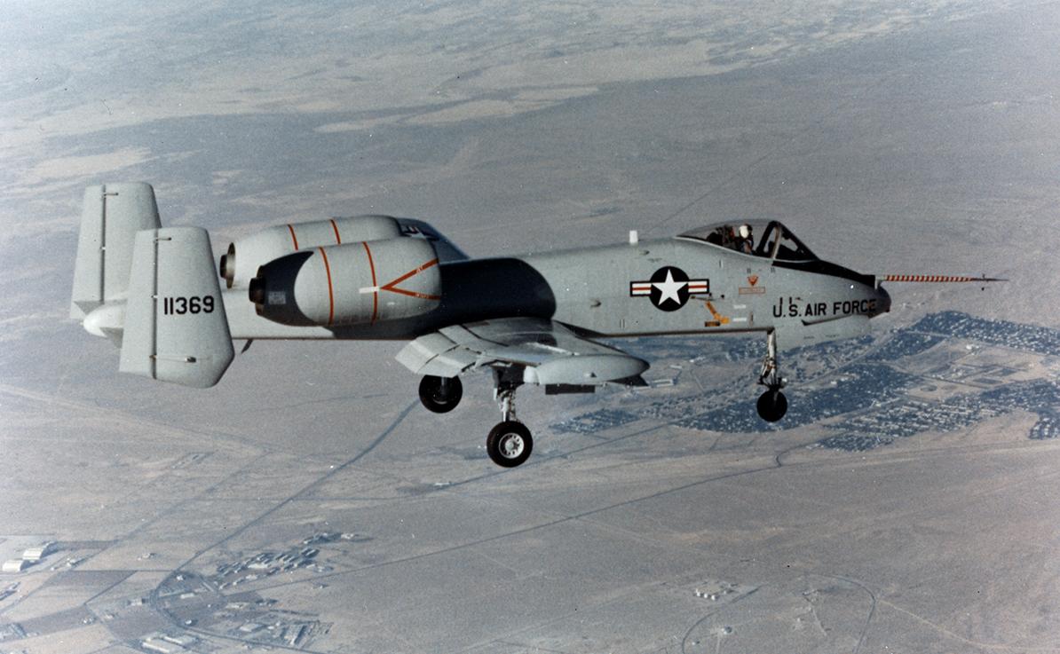10 мая 1972 года свой первый полет выполнил прототип YA-10A  Thunderbolt II  компании Fairchild Republic: двухдвигательный, двухкилевой штурмовик, построенный «вокруг» 30-мм роторной пушки GAU-8 Avenger, управлял самолетом летчик-испытатель компании  Howard “Sam” Nelson