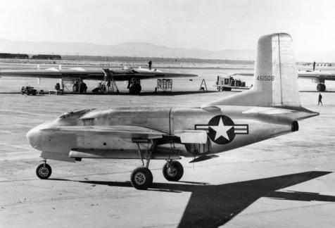 1-й прототип реактивного бомбардировщика ВВС США XB-43 Jetmaster, выполнивший 1-й полет 17 мая 1946 года,   на фоне 2-х бомбардировщиков компании  Northrop, построенных по схеме  «летающее крыло», фото сделано на авиабазе Edwards