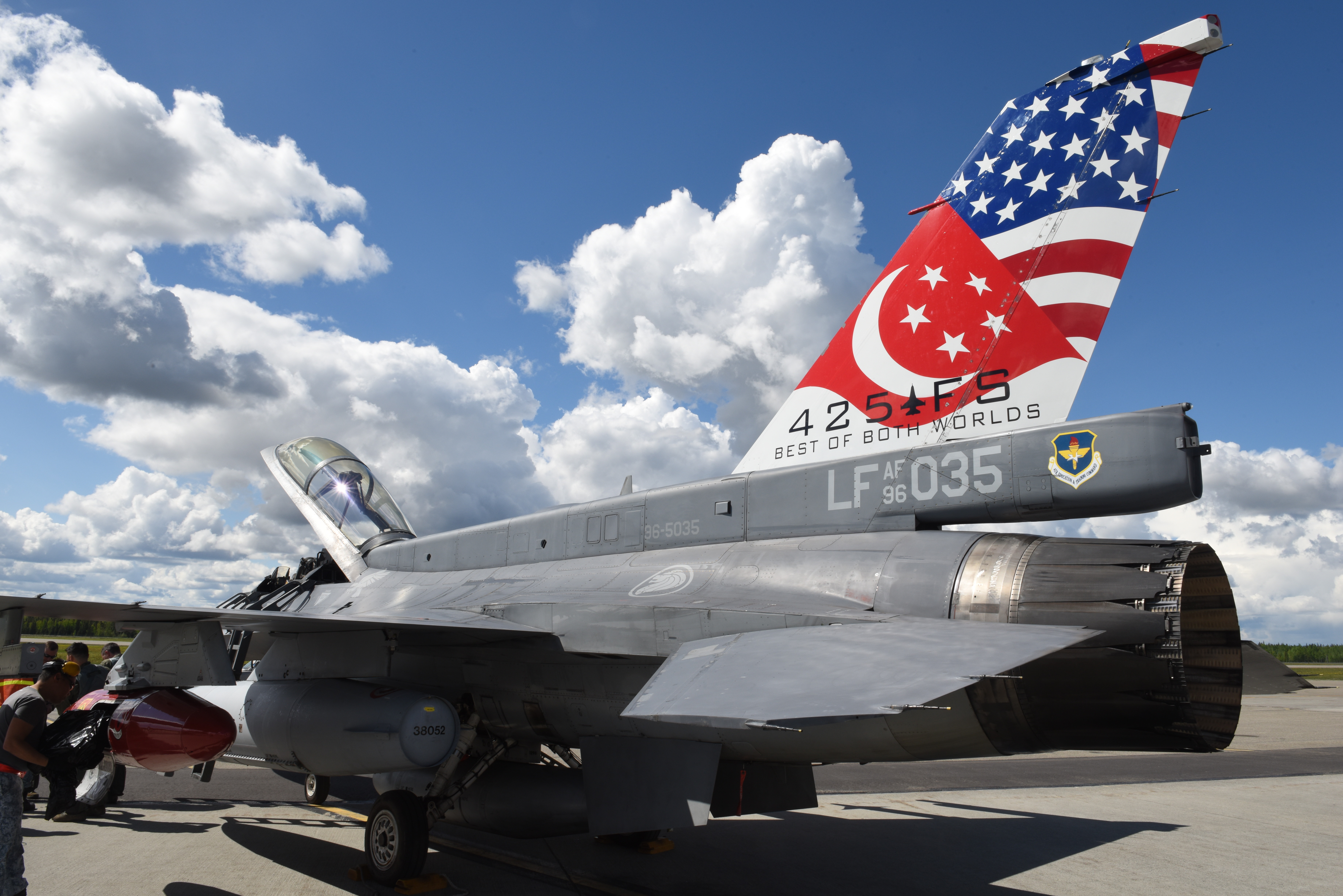 Интересный F-16 Fighting Falcon  425-й истребительной эскадрильи ВВС США с авиабазы Luke, шт. Аризона, прибывший на авиабазу Eielson, Аляска, для участия в учении  RED FLAG-Alaska 18-2, фото сделано 1 июня 2018 года