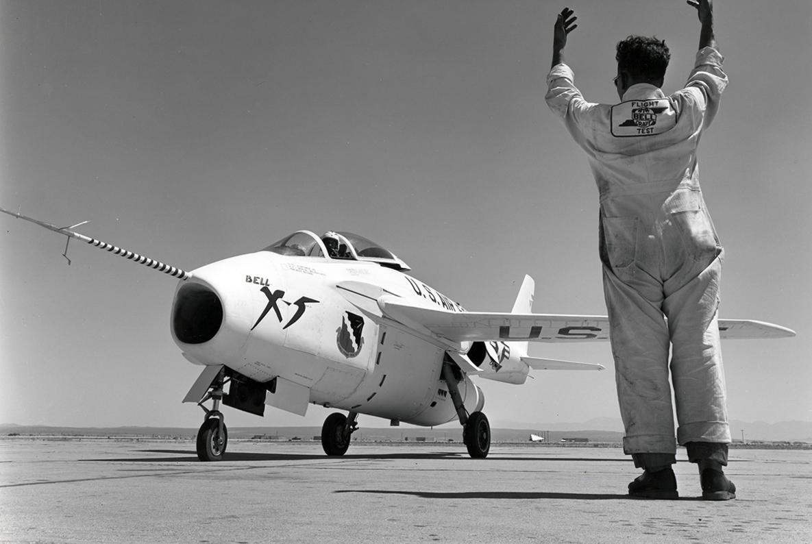 Bell X-5, первый самолет с изменяемой в полете геометрией крыла, 20 июня 1951 года выполнил 1-й полет под управлением летчика испытателя компании  Bell  Jean E. 