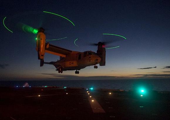 Ночная посадка конвертоплана MV-22 Osprey на палубу американского универсального  десантного корабля-дока USS Kearsarge (LHD 3), фото сделано 19 октября в Средиземном море.