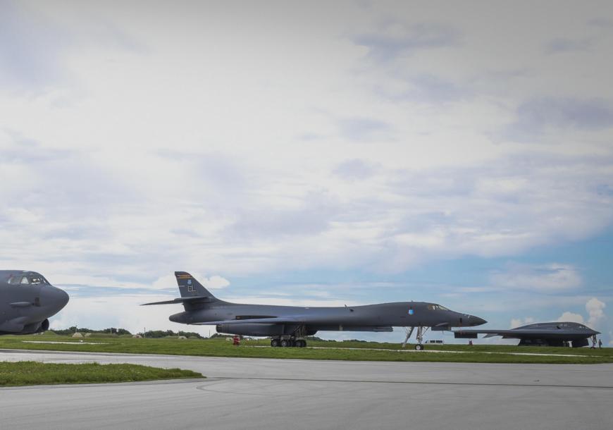 Впервые в истории B-52 Stratofortress, B-1B Lancer и B-2 Spirit «слетелись» вместе на авиабазе Andersen, Гуам, продемонстрировав приоритетную важность Индо-Азиатско-Тихоокеанского региона для Стратегического командования США, фото сделано 10 августа 2016 года