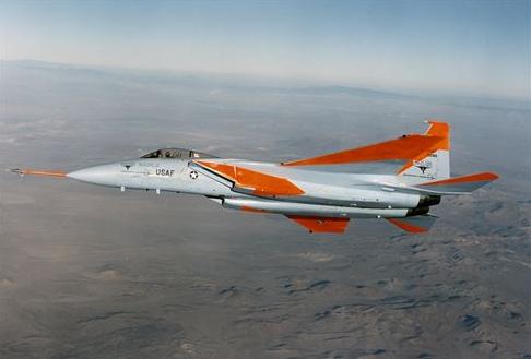 Опытный McDonnell Douglas F-15A Eagle 12 августа 1972 года впервые, на 6 недель раньше планового срока,  успешно продемонстрировал соответствие своих ЛТХ требованиям ТТЗ по скорости (2М), высоте и величине перегрузки, фото сделано в районе авиабазы Edwards 