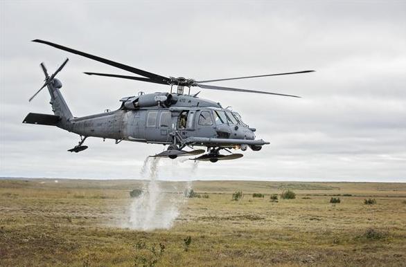 Взлет поисково-спасательного вертолета арктического варианта HH-60 Pave Hawk с необорудованной площадки после погрузки «раненого» в рамках учения Arctic Chinook, фото сделано 24 августа 2016 года в районе Kotzebue, Аляска