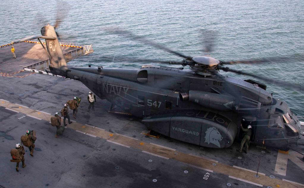 Вертолет MH-53E Sea Dragon 22-й экспедиционной бригады КМП США на палубе универсального десантного корабля USS Kearsarge (LHD 3), фото сделано 20 сентября 2018 года в Атлантическом океане