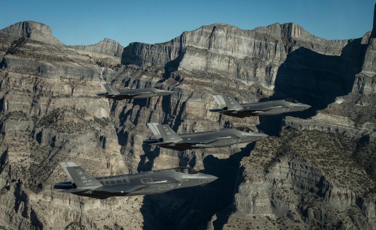 Строевые (боевые) истребители F-35A Lightning II 388-го и 419-го истребительных крыльев, базирующиеся на АБ  Hill,  на учебно-испытательном полигоне Utah во время учения по оценке боевой готовности, фото сделано 19 ноября 2018 года
