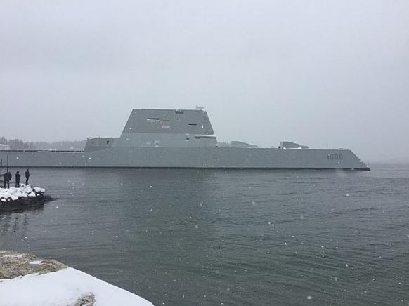 Новейший американский эсминец УРО, будущий USS Zumwalt (DDG 1000), вышел на 2-ю серию конструкторских морских испытаний, на апрель запланировано начало приемочных испытаний, фото сделано 21 марта 2016 года на верфи Bath Iron Works