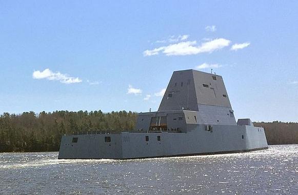Многофункциональный боевой надводный корабль нового поколения USS Zumwalt (DDG 1000) 20 мая 2016 года поставлен  ВМС США, фото сделано 20 апреля 2016 года на ходовых испытаниях в районе верфи Bath, шт. Мэн
