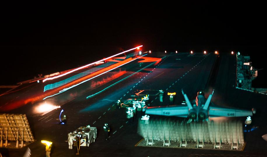 Ночной старт  F/A-18E с палубы авианосца  USS Carl Vinson (CVN 70),  EA-18G Growler к старту готов, фото сделано 4 июня 2016 года в Тихом океане