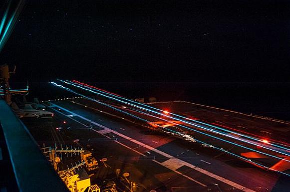 Ночная посадка  F/A-18 на палубу авианосца  USS Carl Vinson (CVN 70),  фото сделано 4 июня 2016 года в Тихом океане