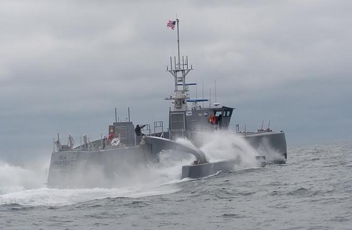 Sea Hunter, прототип нового типа безэкипажных кораблей океанской зоны (программа DARPA ACTUV  ), на испытаниях в открытом море, фото сделано 7 июня 2016 года в Тихом океане у побережья Калифорнии