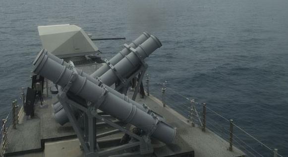 Американский боевой корабль прибрежной зоны  USS Coronado (LCS 4) ведет стрельбу из носовой 57-мм автоматической пушки Mark 110, на переднем плане удивительные пусковые установки ракет  Harpoon, фото сделано 1 февраля 2017 года в Южно-Китайском море
