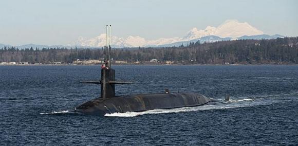 Американская стратегическая атомная подводная лодка USS Henry M. Jackson (SSBN 730), типа Ohio, преодолевает канал Hood, возвращаясь в свою ВМБ  Kitsap-Bangor, шт. Вашингтон, после успешного завершения планового патрулирования по программе стратегического ядерного сдерживания, фото сделано 13 февраля в районе Puget Sound 