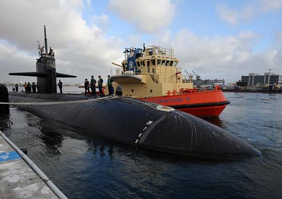 Американская многоцелевая атомная подводная лодка USS Albuquerque (SSN 706), типа Los Angeles, готовится к последнему выходу из ВМБ San Diego после церемонии начала деактивации, состоявшейся 16 октября и завершающей ее 32 летнюю службу, фото сделано 21 октября 2015 года.