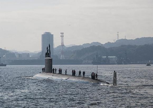 Атомная подводная лодка USS North Carolina (SSN 777) преодолевает Токийский залив перед плановым заходом в ВМБ Yokosuka, фото сделано 5 ноября 2015 года