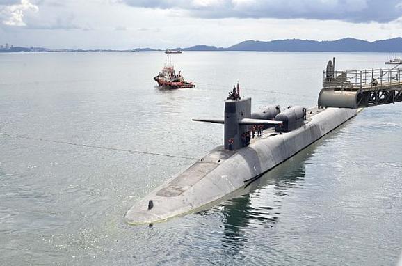 Американская ракетная атомная подводная лодка USS Ohio (SSGN 726), типа имени себя, возвращается в море после завершения планового визита в Малайзию, фото сделано 18 ноября 2015 года в порту Sepanggar.