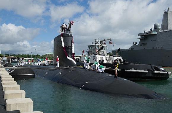 Новейшая американская многоцелевая атомная подводная лодка USS Mississippi (SSN 782), типа Virginia, успешно завершила 1-ю боевую службу, фото сделано 1 сентября 2016 года в объединенной ВМБ Pearl Harbor-Hickam, Гавайи