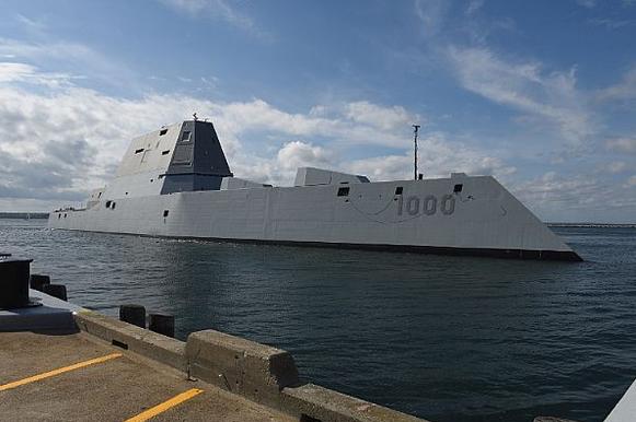 Американский эсминец нового поколения Zumwalt (DDG 1000) прибывает в ВМБ Newport,  Род-Айленд, во время своего  <a href=