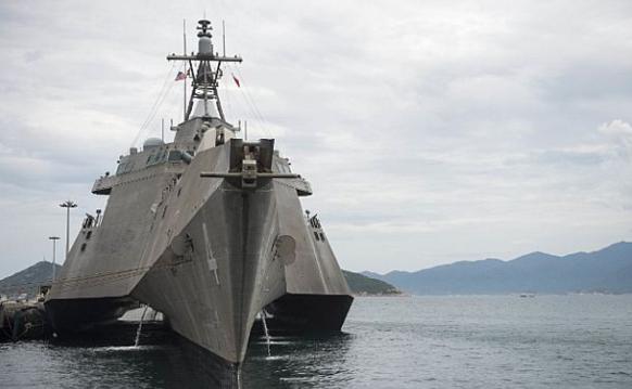 Американский боевой корабль прибрежной зоны типа LCS (littoral combat ship) USS Coronado (LCS 4) в базе Cam Ranh, Вьетнам, фото сделано 7 июля 2017 года