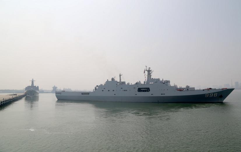 Десантный корабль-док ВМС НОАК Kunlunshan (б/н 998) отправляется на учение китайских десантных сил в Южно-Китайском море, фото сделано 26 октября 2017 года