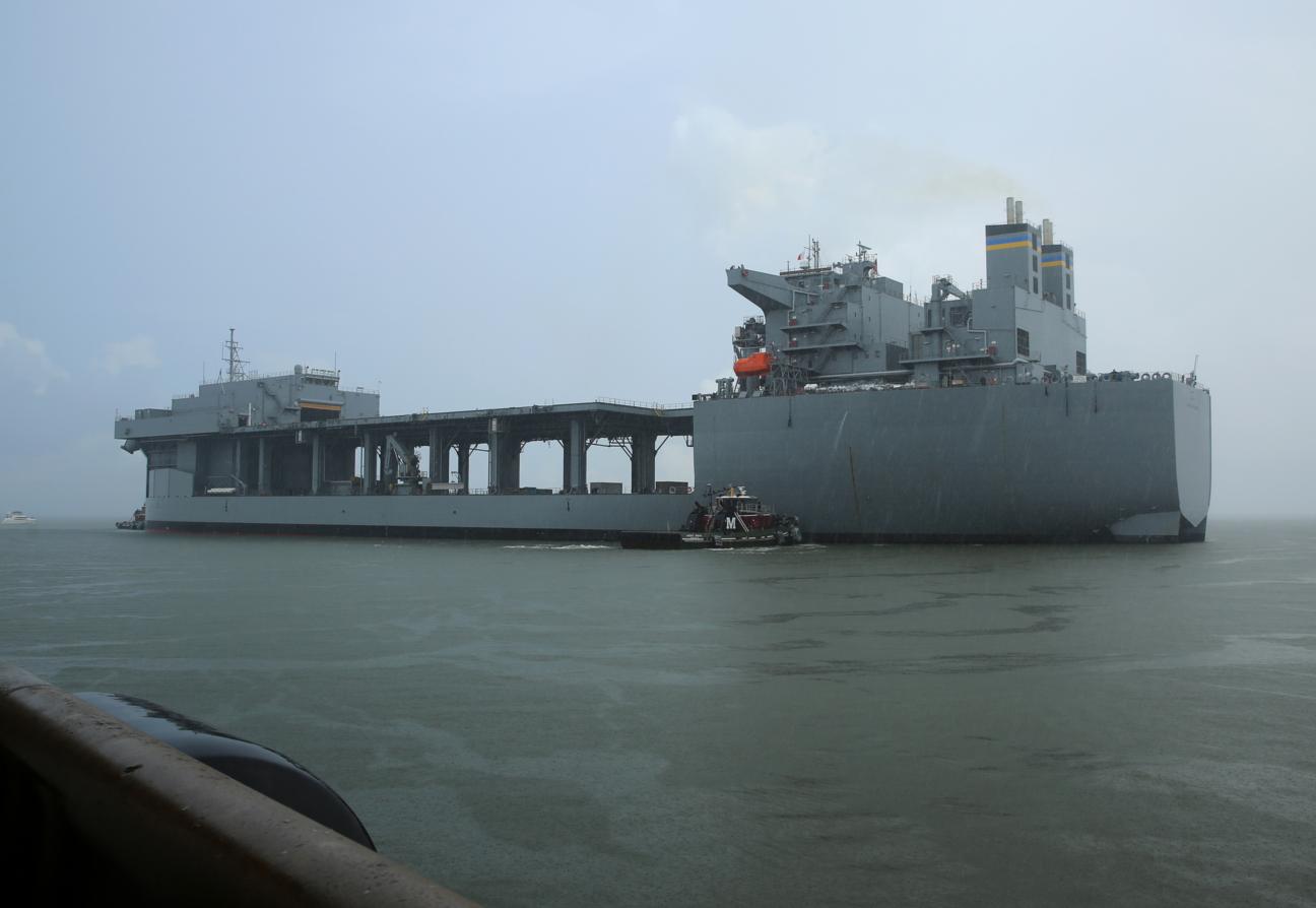Экспедиционная морская база обеспечения USNS Hershel Williams (T-ESB 4) перебазировалась в ВМБ Norfolk, шт. Вирджиния, совершив свой первый дальний переход из ВМБ  San Diego, шт. Калифорния, фото сделано 5 июля 2018 года в ВМБ Norfolk
