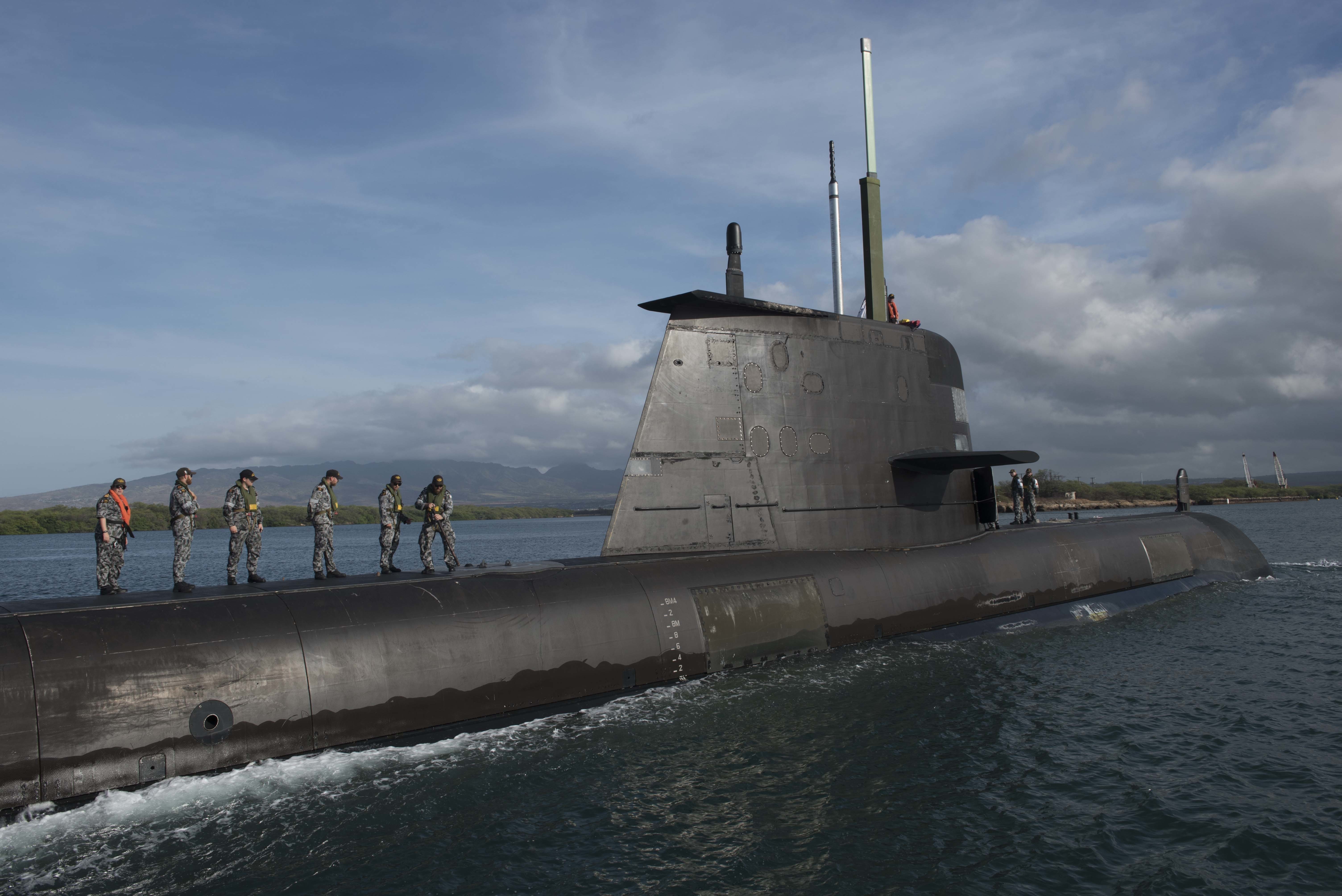 Австралийская подводная лодка HMAS Rankin (SSG 78), участвующая в учении  RIMPAC 2018, фото сделано 17 июля 2018 года в ВМБ Pearl Harbor, Гавайи