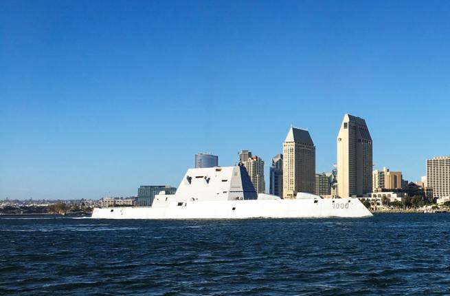 Головной корабль новейшего типа американских эсминцев USS Zumwalt (DDG 1000)  «замечен» в заливе San Diego, шт. Калифорния, фото сделано 18 сентября 2018 года