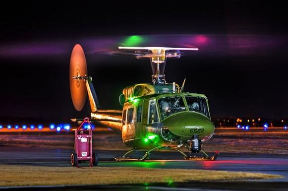 Подготовка к ночному вылету вертолета UH-1N Iroquois, фото сделано 27 января 2016 года на авиабазе Minot, шт. Северная Дакота  