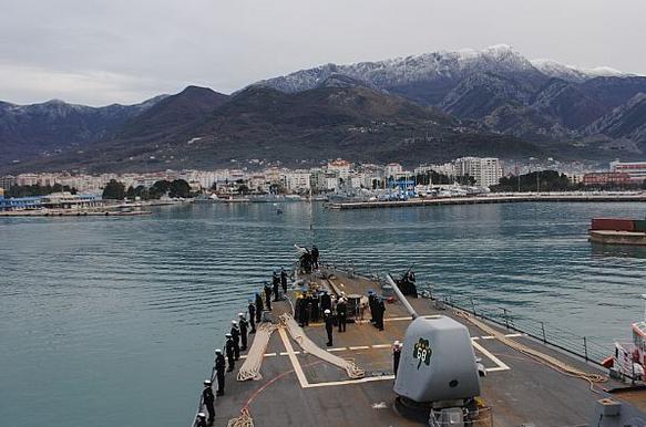 Американский эсминец USS The Sullivans (DDG-68), выполняющий плановую боевую службу в зоне ответственности 6-го флота США, заходит для визита в черногорский порт  Bar, фото сделано 12 февраля 2016 года