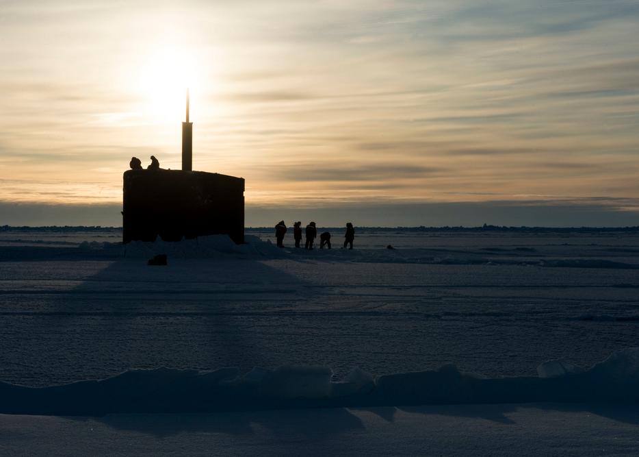 Американская подводная лодка USS Hampton (SSN 767)  прибыла на дрейфующую арктическую ледовую базу  Ice Camp Sargo, впереди Северный полюс, фото сделано 14 марта 2016 года за полярным кругом