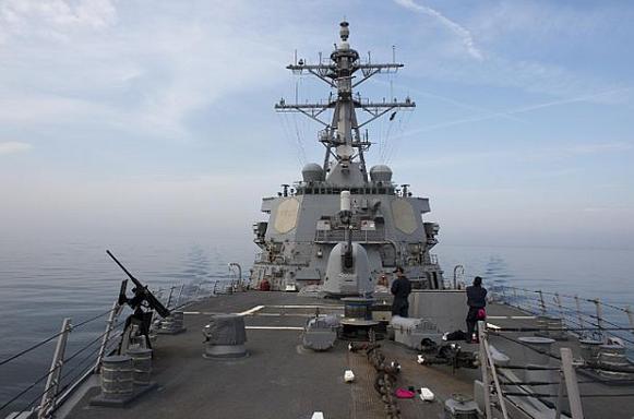 Американский эсминец ПРО USS Donald Cook (DDG 75), типа Arleigh Burke,  оснащенный СУО  Aegis, приступил к выполнению задач в Балтийском море, фото сделано 5 апреля в Балтийском море