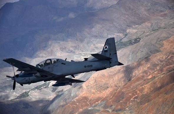A-29 Super Tucano над Афганистаном, в настоящее время Афганистан имеет 8 A-29, к 2018 году их будет 20, фото сделано 8 апреля 2016 года