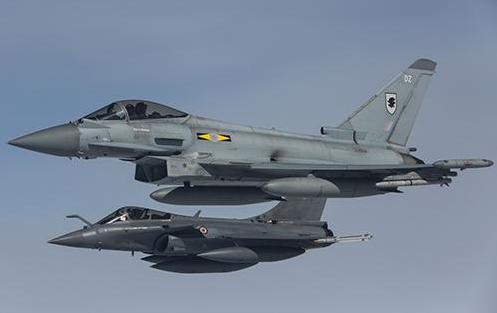 Британский Typhoon FGR4 и французский Rafale C выполняют совместное задание над Северным морем в рамках британо-французского учения совместных экспедиционных сил Griffin Strike, завершающегося на этой неделе