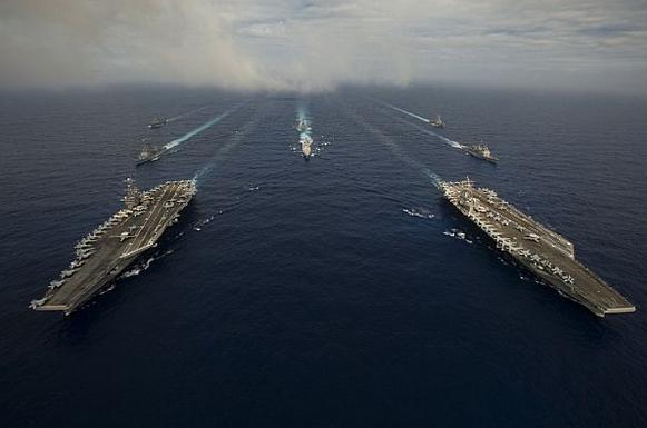 ВМС США все чаще стали практиковать сдвоенные авианосные ударные группы,  слева атомный авианосец USS John C. Stennis (CVN 74), справа -  USS Ronald Reagan (CVN 76), фото сделано 18 июня 2016 года в Филиппинском море (в Средиземном море на прошлой неделе также было 2 авианосца)