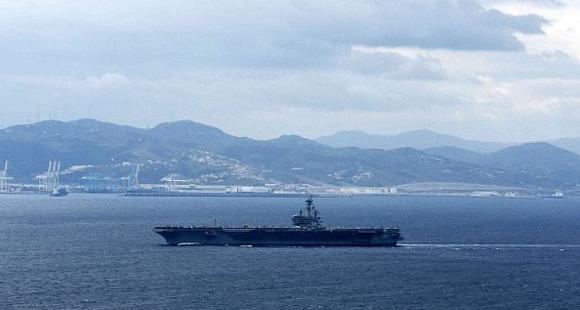 Американский авианосец USS George H.W. Bush (CVN 77) вошел в Средиземное море, корабль выполняет боевую службу в зоне ответственности 6-го флота США, фото сделано 2 февраля 2016 года в Гибралтарском проливе