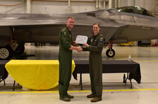Капитан Nichole Stillwell – новый (один из 13-ти) пилот F-22 Raptor, фото сделано 2 марта 2018 года на авиабазе Tyndall, шт. Флорида