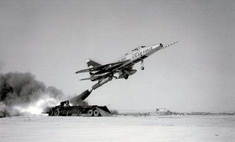 26 марта 1958 года состоялся 1-й катапультный старт истребителя F-100D по программе  ZEL (Zero Length Launch – «Взлет без разбега»), самолетом управлял летчик-испытатель компании  North American Albert W. Blackburn, монтируемая на прицепе тягача пусковая установка  предназначалась для взлетов самолетов тактической авиации после вывода из строя ВПП