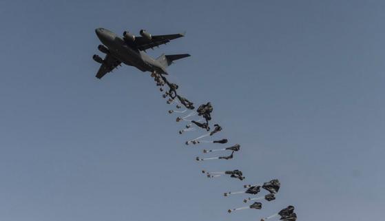 Первое десантирование груза с военно-транспортного самолета C-17  Globemaster, выполненное ВВС стран, входящих в корпоративный совет стран Залива, оно выполнено ВВС Катара в ходе учения Lahoub, фото сделано 9 мая 2018 года в специальной зоне Al-Qalael, Катар