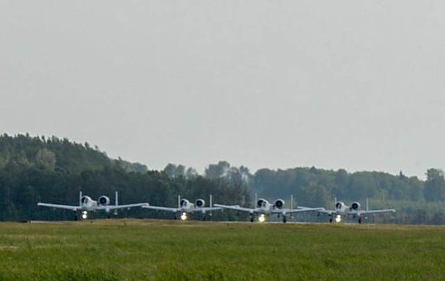 Четверка A-10 Thunderbolt II приготовилась к взлету с авиабазы Lielvarde, Латвия, в рамках учения Saber Strike 2018, фото сделано 4 июня 2018 года (всего на авиабазе Lielvarde  находились 8 A-10, участвовавших в этом учении)