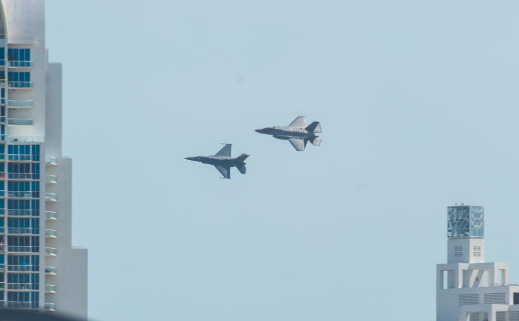 Американские истребители F-35A Lightning II и F-16 Fighting Falcon демонстрируют пилотаж в ходе авиационно-морского шоу  Hyundai Air and Sea 2018 в Miami Beach, шт. Флорида, фото сделано 27 мая 2018 года