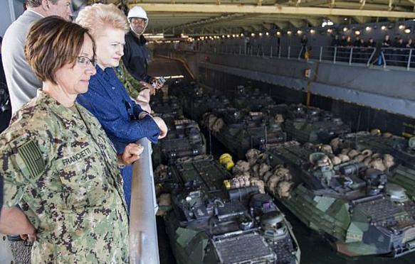 Президент Литвы Dalia Grybauskaite  на борту американского танково-десантного корабля USS Oak Hill (LSD 51), типа Harpers Ferry, в сопровождении вице-адмирала ВМС США Lisa M. Franchetti убеждается в том,  что теперь ее страна под надежной защитой, фото сделано 4 июня 2018 года в Балтийском море в ходе учения BALTOPS  (Baltic Operations)  2018