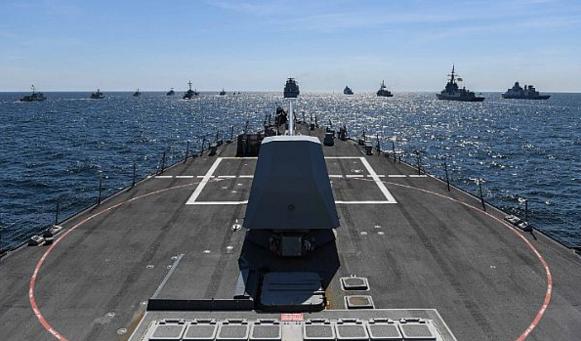 Панорама учения BALTOPS (Baltic Operations) 2018 с борта американского эсминца USS Bainbridge (DDG 96), фото сделано 9 июня 2018 года в Балтийском море