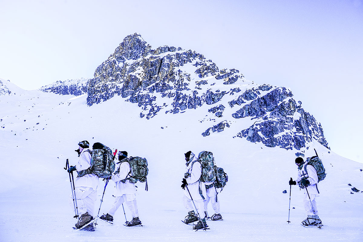 Военнослужащие 173-й воздушно-десантной бригады Армии США и альпийской бригады Julia итальянской Армии во время учения по действиям в условиях холодного климата Alpini Climb, фото сделано 11 декабря 2018 года в районе  Passo di Tonale, Италия