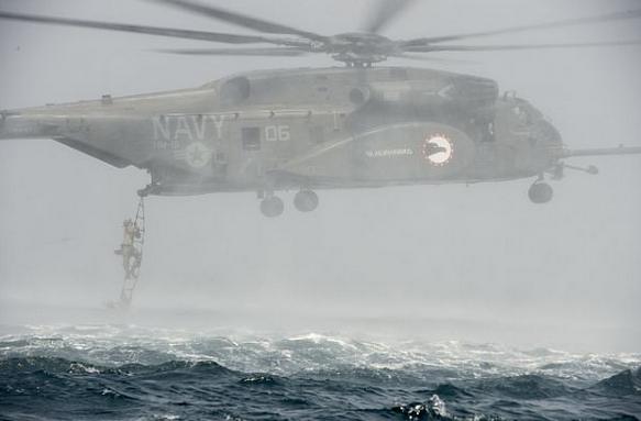 Учебная эвакуация на вертолете специалистов по разминированию спецподразделения ВМС США, фото сделано 29 сентября в Аравийском заливе