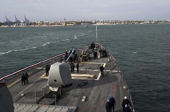 Американский эсминец USS Porter (DDG 78) подходит к порту Одессы, фото сделано 9 октября 2015 года в Черном море