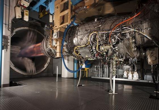 Двигатель F135 компании Pratt & Whitney, используемый на истребителях F-35, на испытательном стенде инженерно-конструкторского центра авиабазы Arnold, шт. Теннеси
