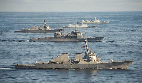 Совместное американо-китайское морское учение в Атлантическом океане, фото сделано 7 ноября 2015 года (сверху-вниз: китайские эсминец Jinan (DDG 152), типа Luyang II, фрегат Yiyang (FFG 548), типа Jiangkai, американские эсминец USS Mason (DDG 87), типа Arleigh Burke, крейсер USS Monterey (CG 61), типа Ticonderoga, эсминец USS Stout (DDG 55), типа Arleigh Burke). 